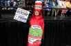 Сторонник кандидата в президенты США от республиканцев Дональда Трампа в костюме кетчупа на предвыборном митинге в городе Гранд-Рапидс, штат Мичиган.