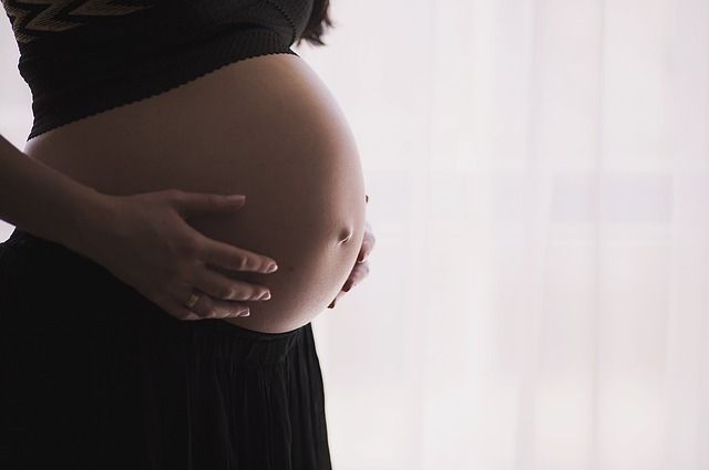 Токсикоз может проявиться как на ранних сроках, так и ближе к концу беременности.