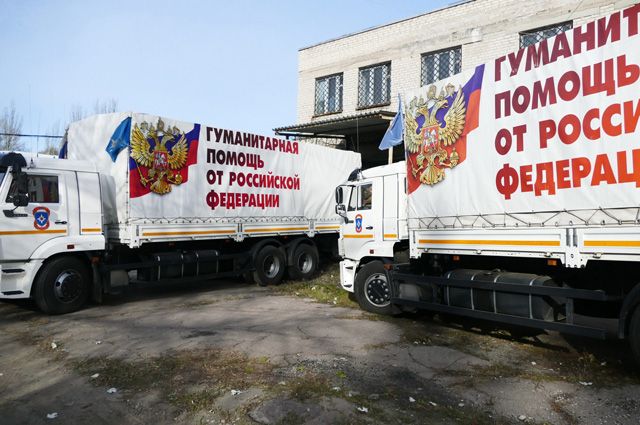 Автомобили 57-го конвоя МЧС России с гуманитарным грузом для жителей Донбасса в Донецке.