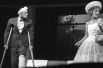 1964 год. Владимир Этуш (Адриан Блендербленд) и Юлия Борисова (Эпифания) в сцене из спектакля по пьесе Бернарда Шоу «Миллионерша».