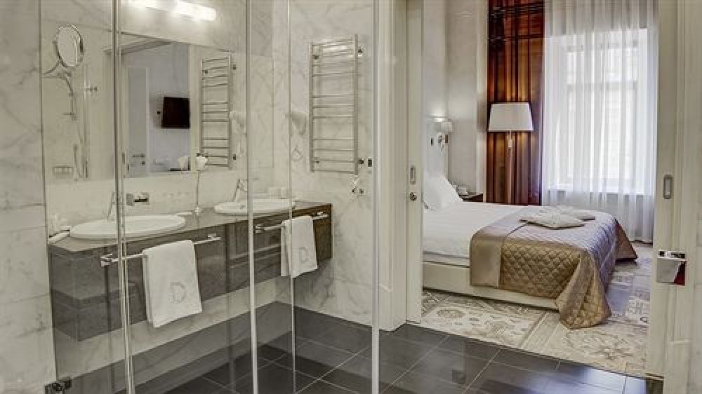 Интерьеры номеров в отеле Duke Hotel очень светлые так, что любителям светлых оттенков этот отель придется по душе