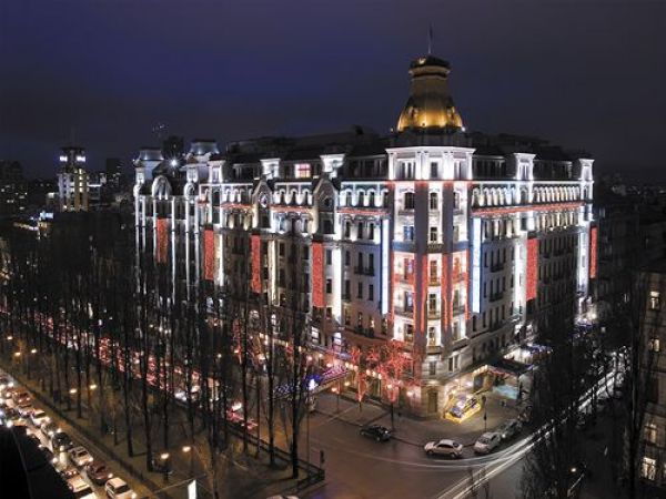 Hilton Kyiv идет следующим в рейтинге и находится в Киеве на бул. Тараса Шевченка 5-7/29