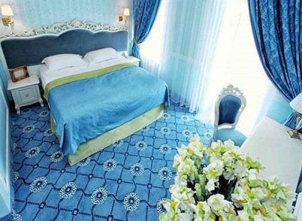 Отель Opera Hotel может гордиться своим оформлением спален, ведь они у них выглядят очень добротно