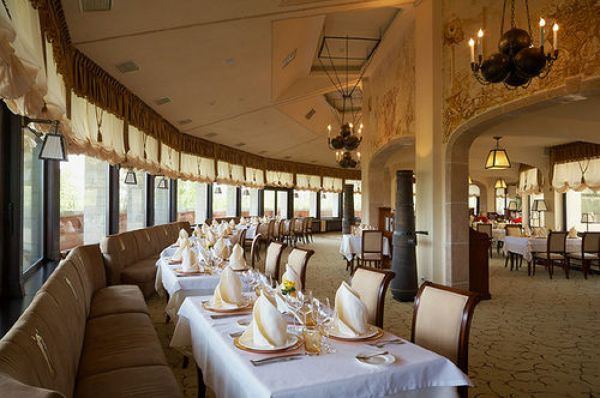 Львовский отель Citadel Inn Hotel & Resort очень просторный и красивый