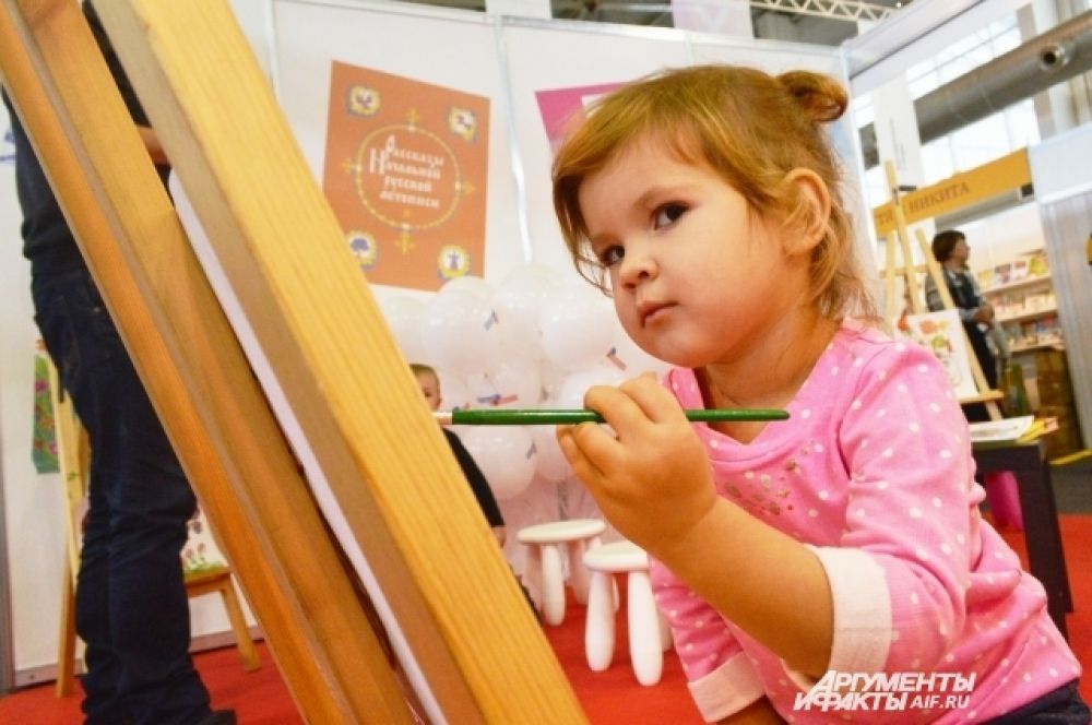 Юная художница Варя делится впечатлениями с бумагой.