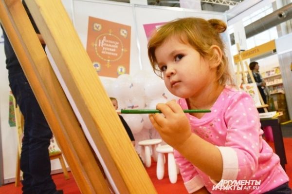 Юная художница Варя делится впечатлениями с бумагой.