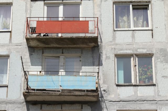 Женщина выпала с балкона второго этажа в Оренбурге.