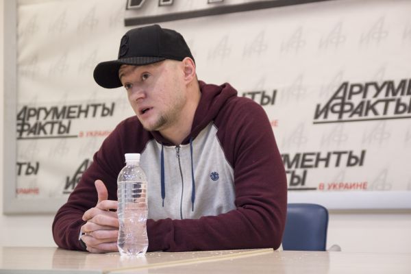 Вокалист группы отвечал, что нет смысла бойкотировать русских артистов; важно показать свое присутствие на выступлениях украинских исполнителей
