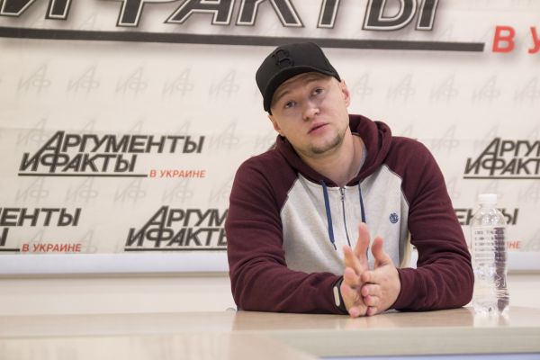Также на вопросы о своем отношении к квотам украинских песен на радио Андрей ответил, что он против такого способа распространения украинского языка в стране и сказал, что дело не в запретах иностранных песен, а в поддержании своих украинских