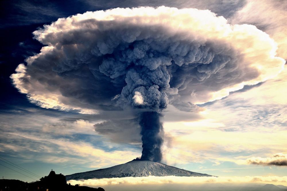 1 место в категории «Природа» — «Извержение вулкана Этна в декабре 2015 года» фотографа Giuseppe Mario Famiani из Италии.