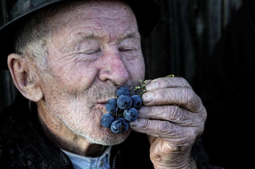 1 место в категории «Вино» заняла работа итальянского фотографа Gianluca De Bartolo «Румынский фермер после уборки урожая».