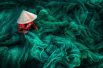 1 место в категории «Чистый цвет» — фотограф Danny Yen Sin Wong из Мьянмы «Плетение рыболовных сетей в городе Фанранг во Вьетнаме».