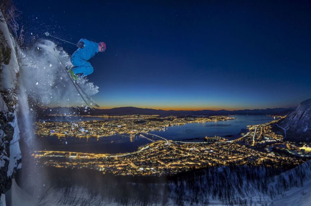1 место в категории «Спорт» досталось норвежскому фотографу Audun Rikardsen со снимком «Лыжник спускается с 10-метрового обрыва в Тромсё».