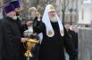 Патриарх Московский и всея Руси Кирилл освящает памятник.