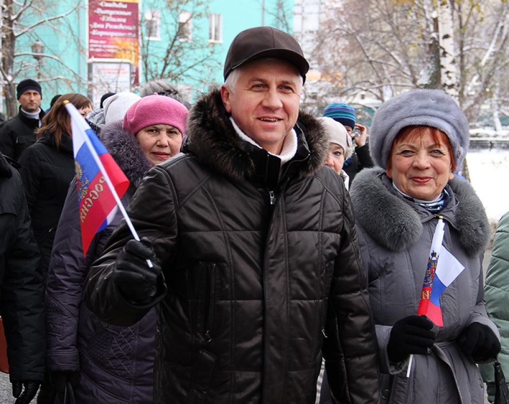 С российскими триколорами...