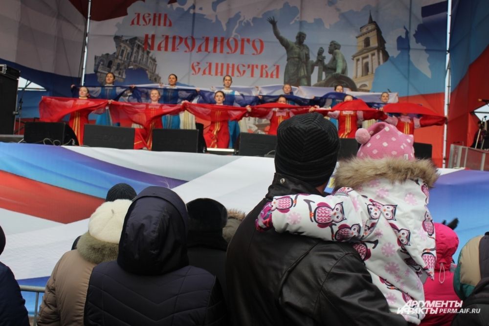 Всё на празднике было посящено символике России. Даже девушки из танцевального ансамбля «собрали» из платков флаг страны.