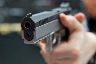 Преступник сделал несколько выстрелов по посетителям заведения