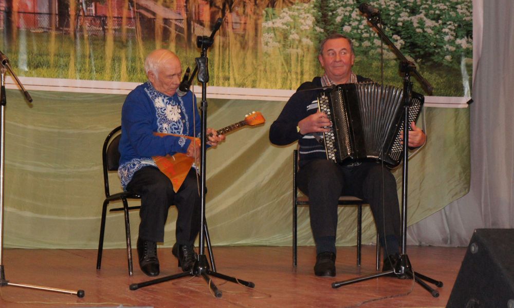 Анатолий Изонин (балалайка) и Александр Корнеев (аккордеон). Жирятинский район
