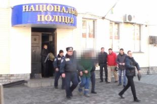 Правоохранители ведут задержанного