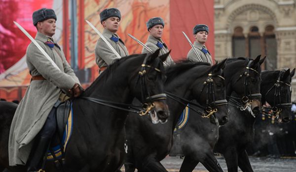 Военнослужащие в форме Красной армии времен Великой Отечественной войны во время торжественного марша, посвященного 75-й годовщине военного парада 1941 года на Красной площади.