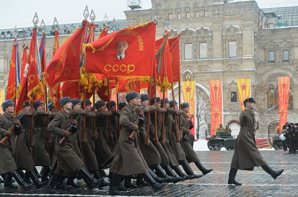 Военнослужащие в форме Красной армии времен Великой Отечественной войны во время торжественного марша, посвященного 75-й годовщине военного парада 1941 года на Красной площади.