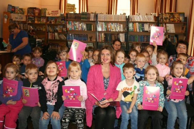 Ксения Фёдорова с маленькими читателями детского сада № 6 «Золотая рыбка».