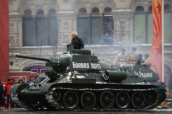 Танки Т-34-76 на торжественном марше, посвященном 75-й годовщине военного парада 1941 года на Красной площади.