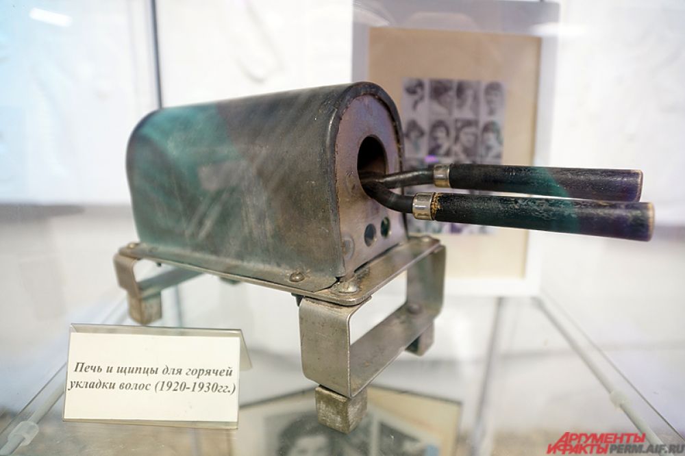 Печь и щипцы для горячей укладки волос датируются 1920-30 годами.