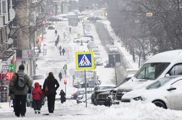 Выпавший снег на Ленинском проспекте в Москве.