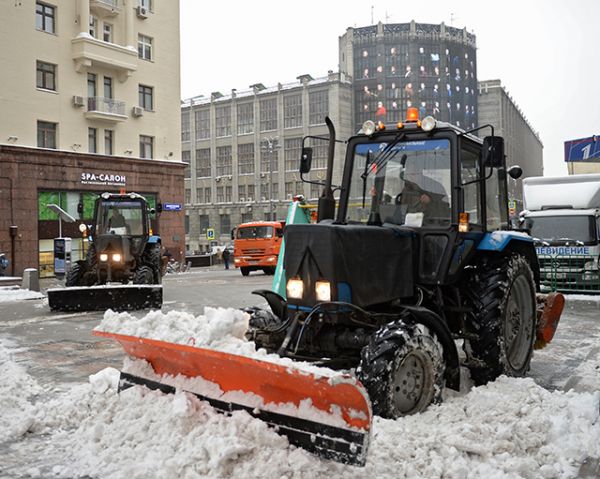 Спецтехника коммунальных служб убирает снег на улицах Москвы.