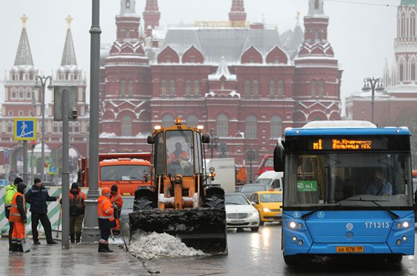 Спецтехника коммунальных служб убирает снег на улицах Москвы.