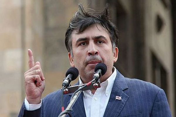 Он обвинил Порошенко в том, что тот оказался вруном и болтуном — обещал всяческую поддержку Саакашвили, но эту поддержку не оказывал