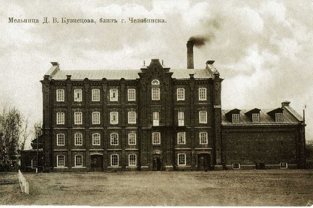 Мельница Д. Кузнецова в Челябинске была настоящим шедевром промышленного дизайна. Она находилась  недалеко от нынешней «Водной» станции детской железной дороги.