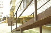 43-м колясочникам у подъездов установили пандусы
