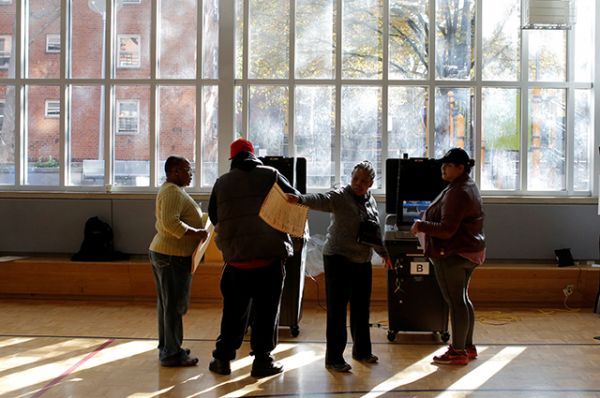 Избиратели голосуют в Восточном Гарлеме, Манхэттен, Нью-Йорк.