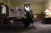 Избиратель заполняет свой бюллетень в гостиной во время президентских выборов США в городе Довер, штат Оклахома.