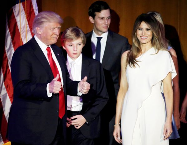 Дональд Трамп, его жена Мелания и сын Баррон приветствуют сторонников во время подсчета голосов.
