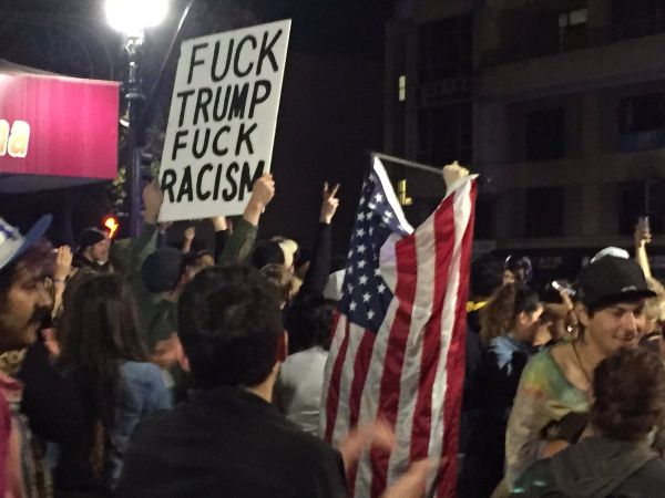 На своих плакатах американцы писали о том, что они против Дональда Трампа и против расизма