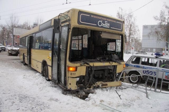 Автобус врезался в ограждение в городе