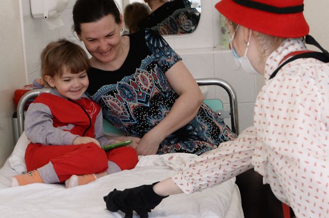 Во время посещения участниками благотворительного фонда «Доктор Клоун» Российской детской клинической больницы в Москве.