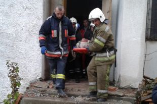 Спасатели выносят пострадавшего