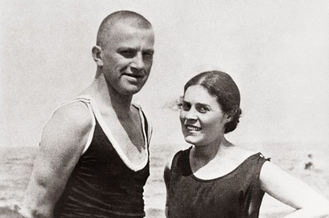 Владимир Маяковский и Лиля Брик в Германии на курорте Норден Зее в 1922 году.