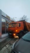 Происшествие в поселке Мирный - недалеко от школы №129 КАМАЗ влетел в хлебный магазин.