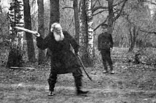Писатель Лев Николаевич Толстой играет в городки в усадьбе «Ясная поляна». Репродукция фотографии, сделанной Владимиром Чертковым в 1909 году из музея Л. Толстого в Москве.