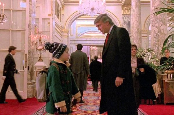 В комедии «Один дома 2: Затерянный в Нью-Йорке» (1992) Трамп играет владельца отеля «Плаза», у которого Кевин (Маколей Калкин) спрашивает, как найти холл.
