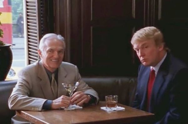 В одной из серий популярного сериала «Секс в большом городе» (1998 – 2004) Саманта знакомится с богатым пожилым мужчиной. А персонажа, сидящего с ним за одним столом, играет Трамп.