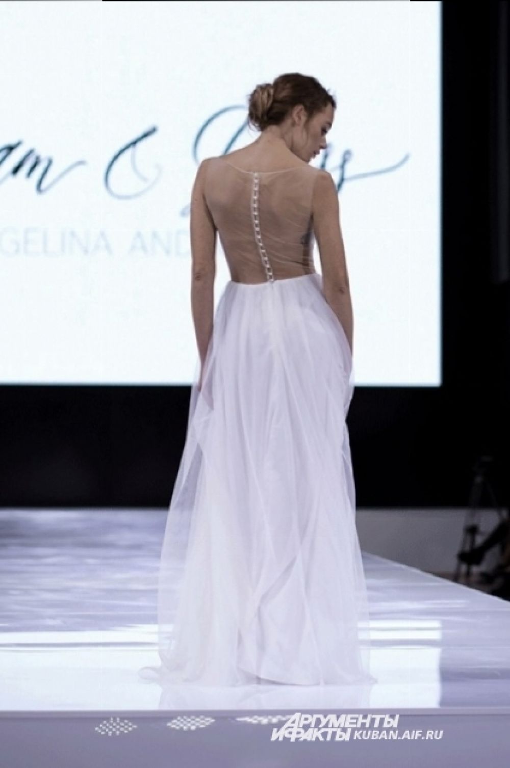 Ангелина Андросова представила элегантные белые платья, у многих моделей - открытая спина.