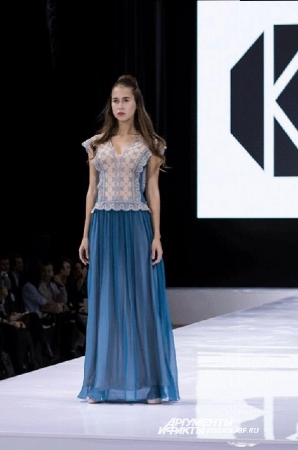 Известный российский дизайнер Ольга Куницына представила модель летнего платья в двух вариантах. Эта для тех, кто предпочитает холодные цвета.