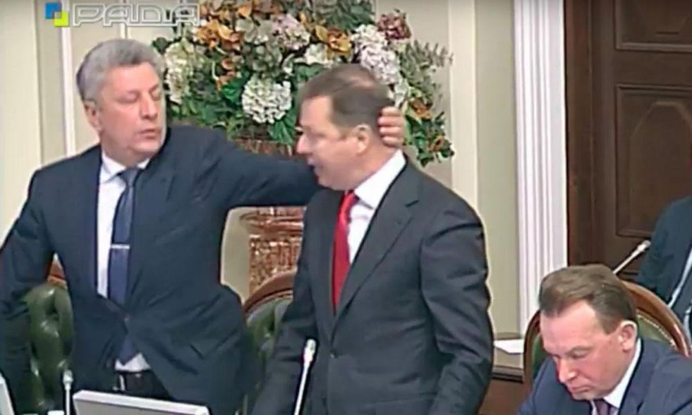 Видимо Бойко перед ударом решил перестраховаться и зафиксировать голову Ляшка для более сокрушительного удара. На фото, правда, это выглядит немного по-дружески
