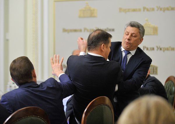 Кажется, что от удара Юрия пострадал не только Олег